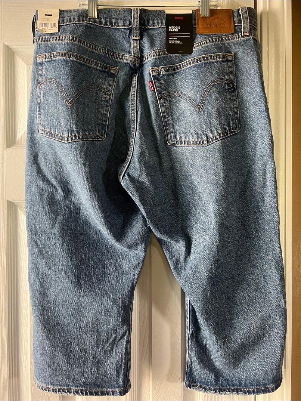 Levi's Medium Blue Cropped Women's Jeans - Classic Five-Pocket Style - Picture 2 of 4